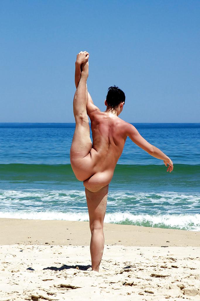 25P NUDE AT THE BEACH