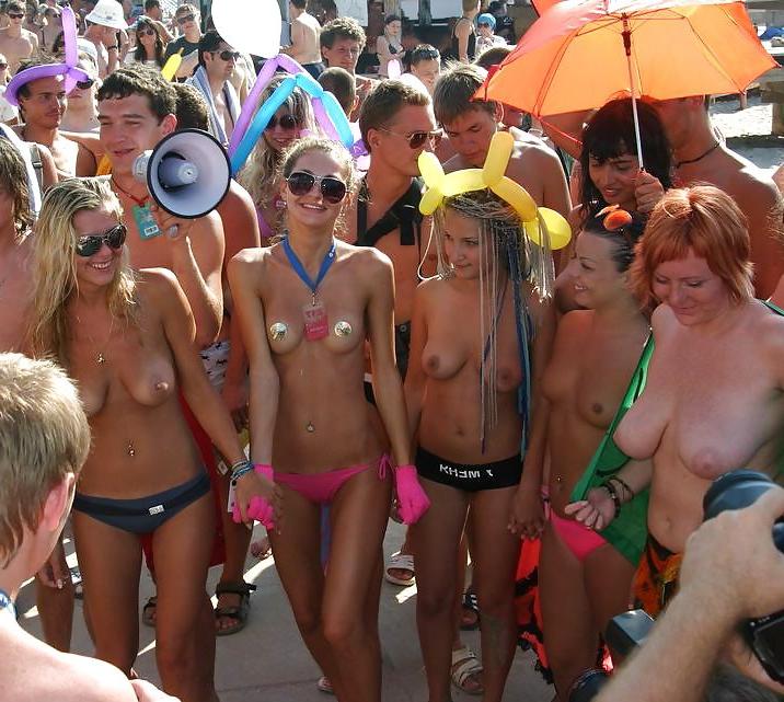 25P Beach Beauties 017 - Posing