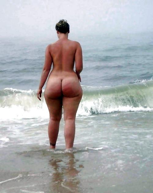 25P NUDE AT THE BEACH