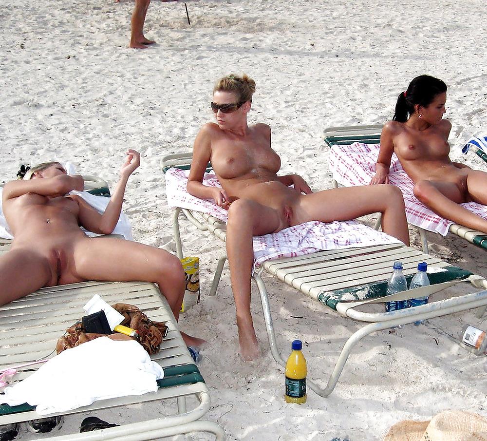 25P NUDE AT THE BEACH