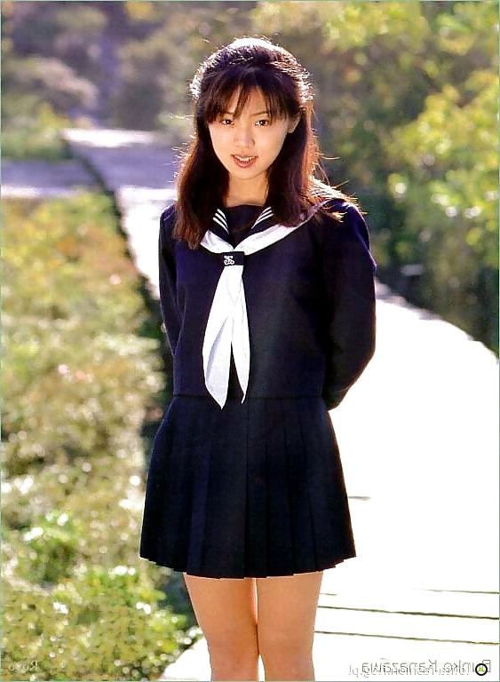 14P Cuties in Jap. school uniforms