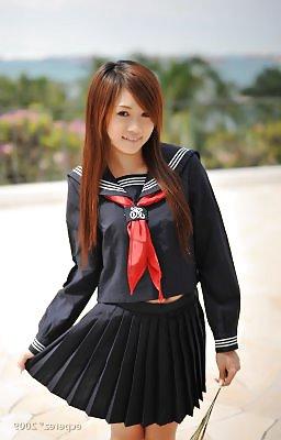 14P Cuties in Jap. school uniforms