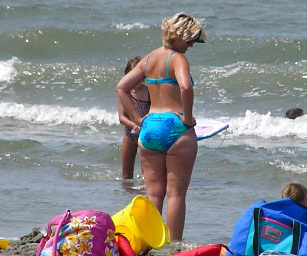 25P Beautiful MILF beach 