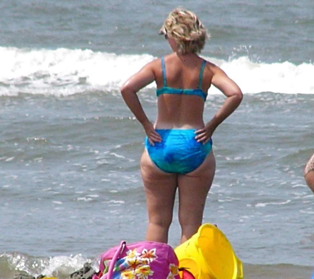 25P Beautiful MILF beach 