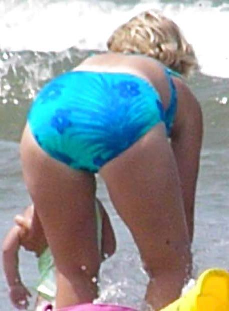 25P Beautiful MILF beach 
