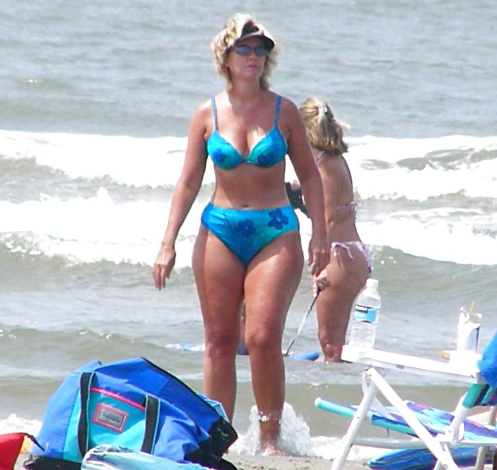 25P Beautiful MILF beach 