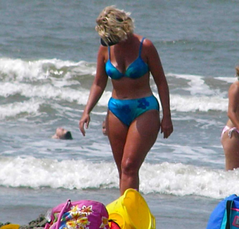 25P Beautiful MILF beach 