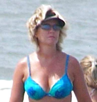 25P Beautiful MILF beach 