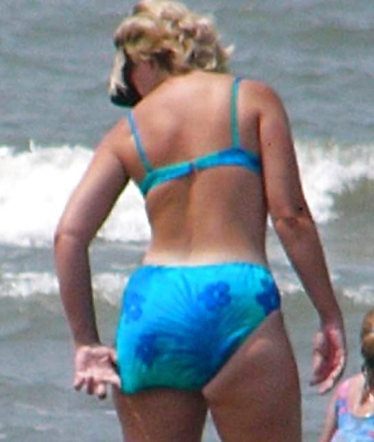 25P Beautiful MILF beach 