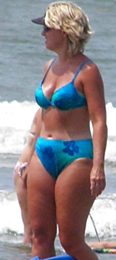 25P Beautiful MILF beach 