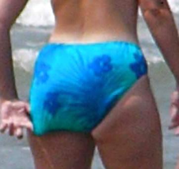 25P Beautiful MILF beach 
