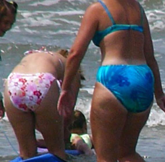 25P Beautiful MILF beach 