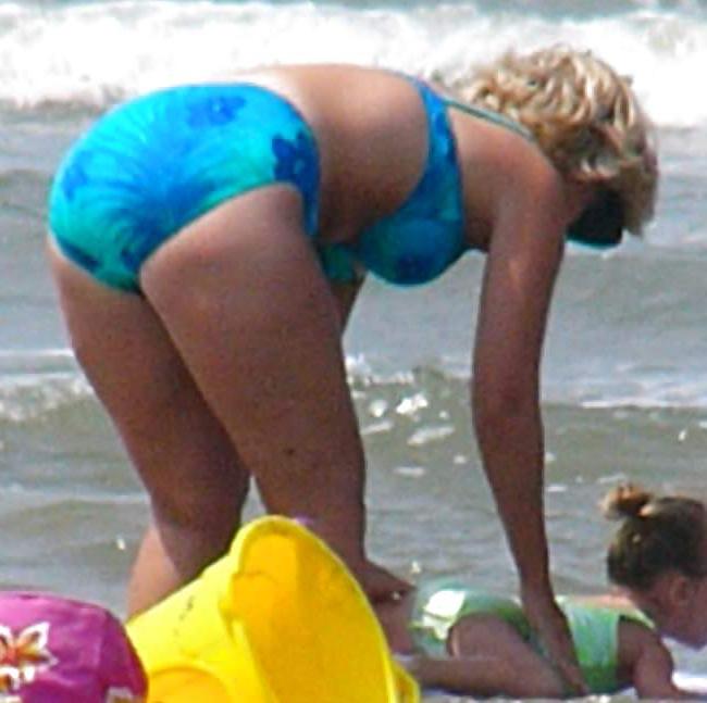 25P Beautiful MILF beach 