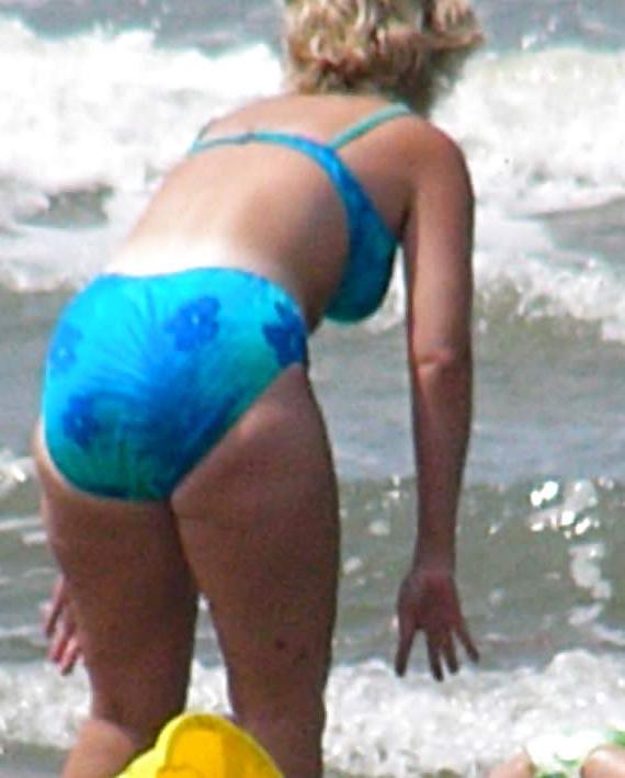 25P Beautiful MILF beach 