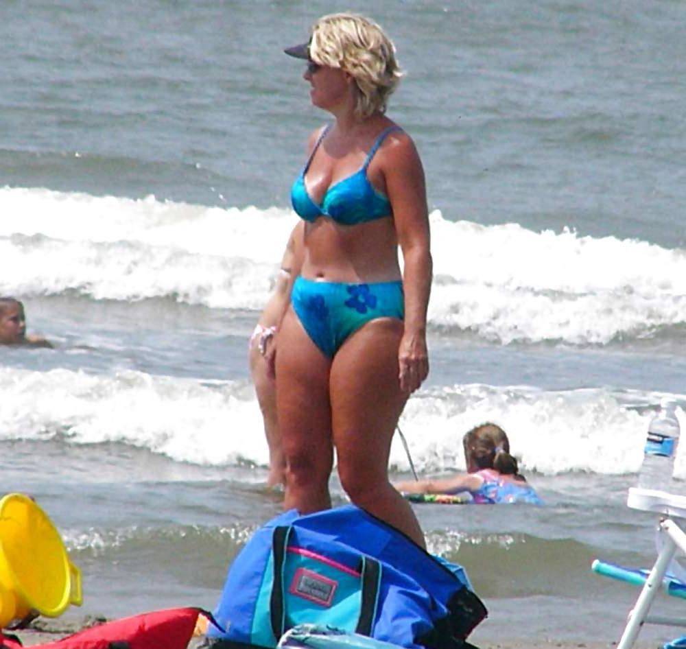 25P Beautiful MILF beach 