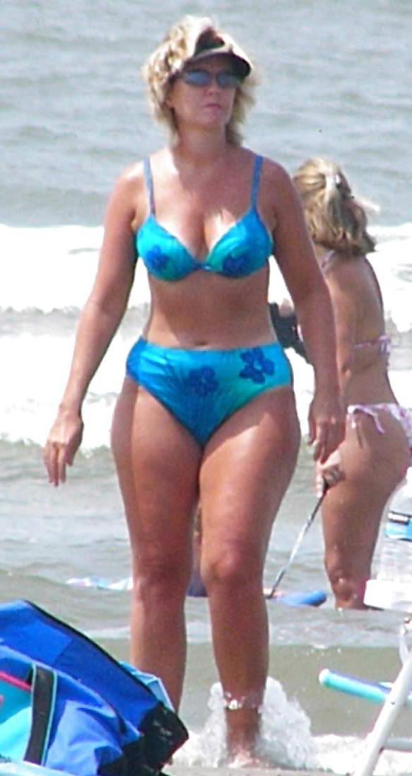 25P Beautiful MILF beach 