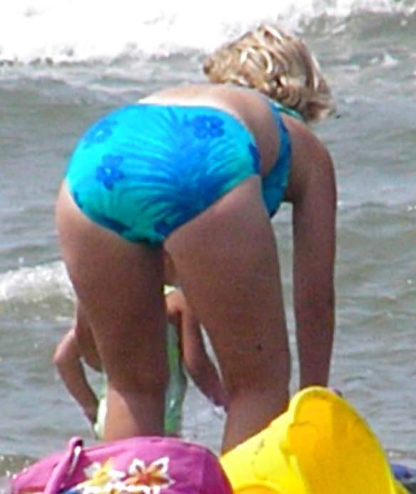 25P Beautiful MILF beach 