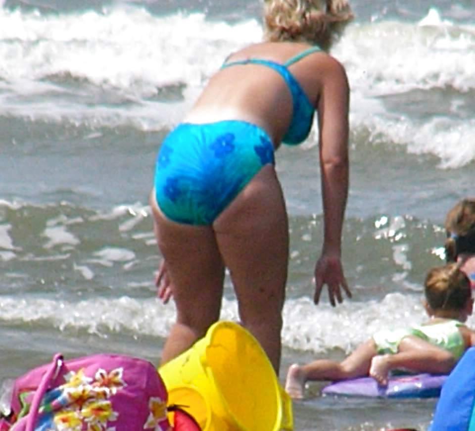25P Beautiful MILF beach 