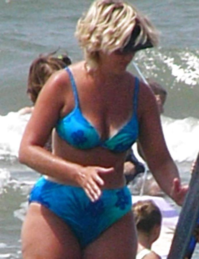 25P Beautiful MILF beach 