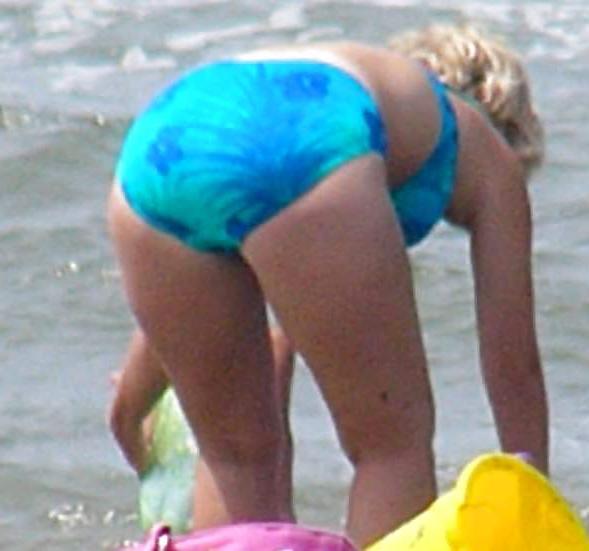 25P Beautiful MILF beach 