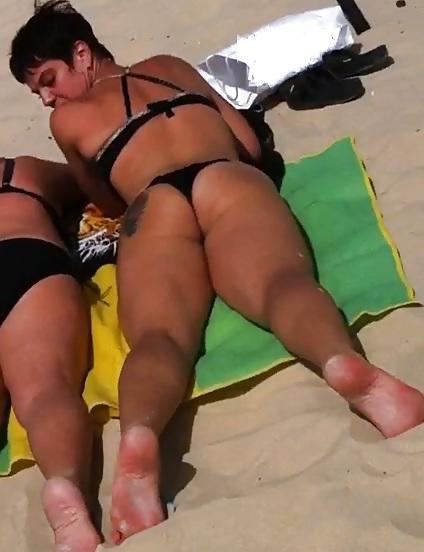 4P MILF's asses at the beach