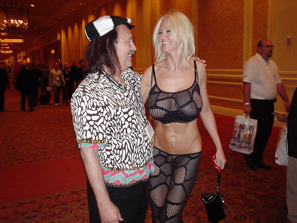 25P Lori-Busty Flashing Diva