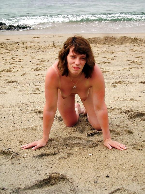 25P NUDE AT THE BEACH