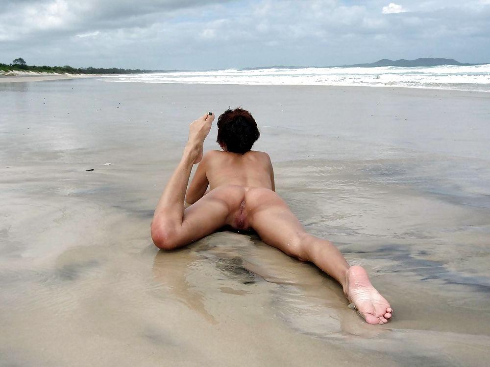 25P NUDE AT THE BEACH