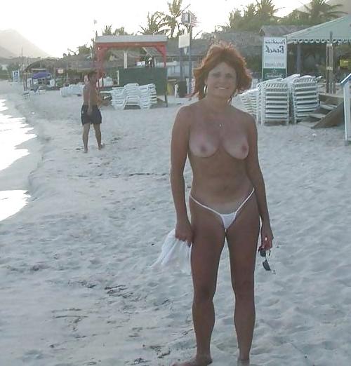 15P Ehefrauen am Strand