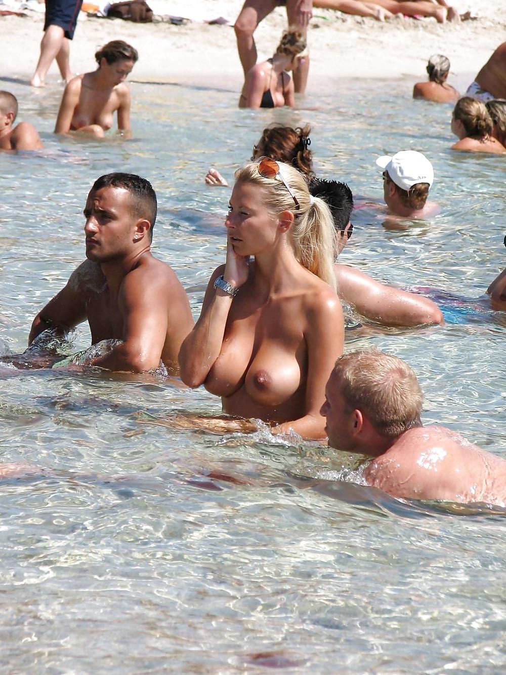 16P Topless girl at the beach.