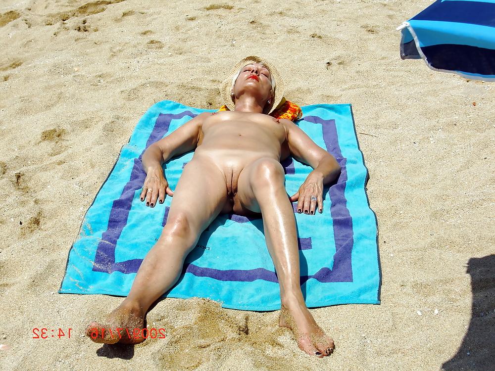 25P NUDE AT THE BEACH
