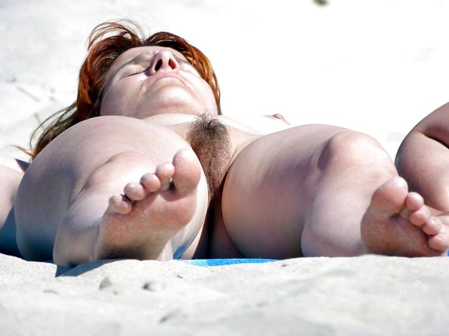 25P NUDE AT THE BEACH