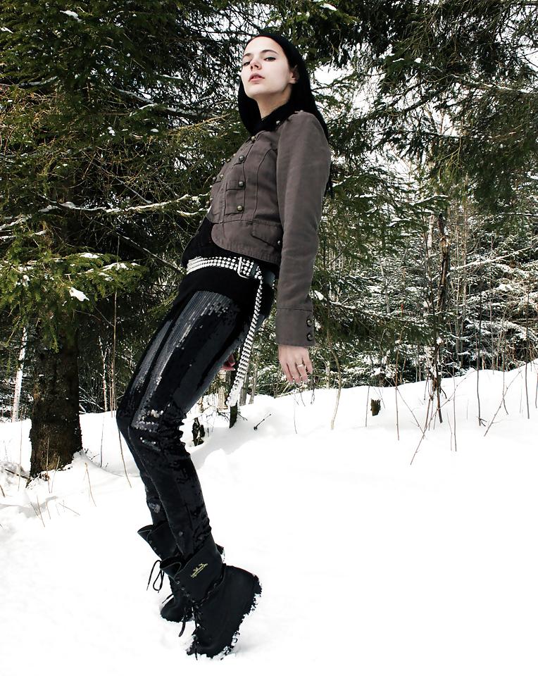 25P Girls in sexy leather pants