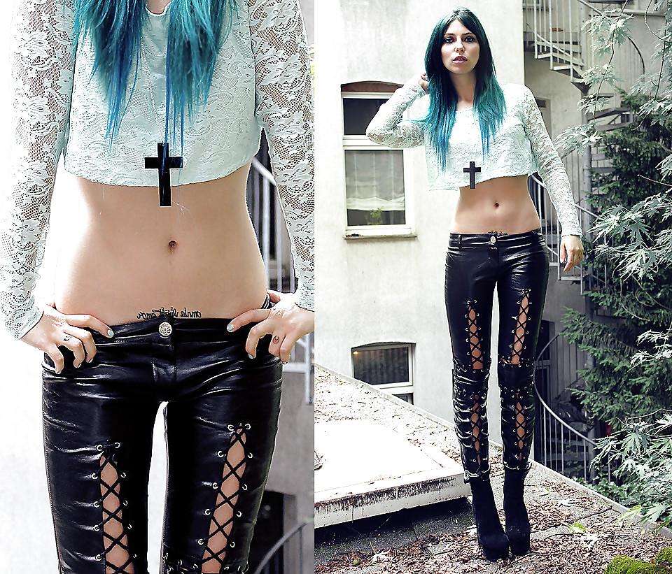 25P Girls in sexy leather pants