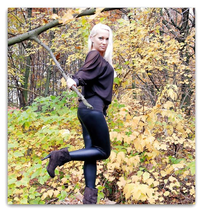 25P Girls in sexy leather pants