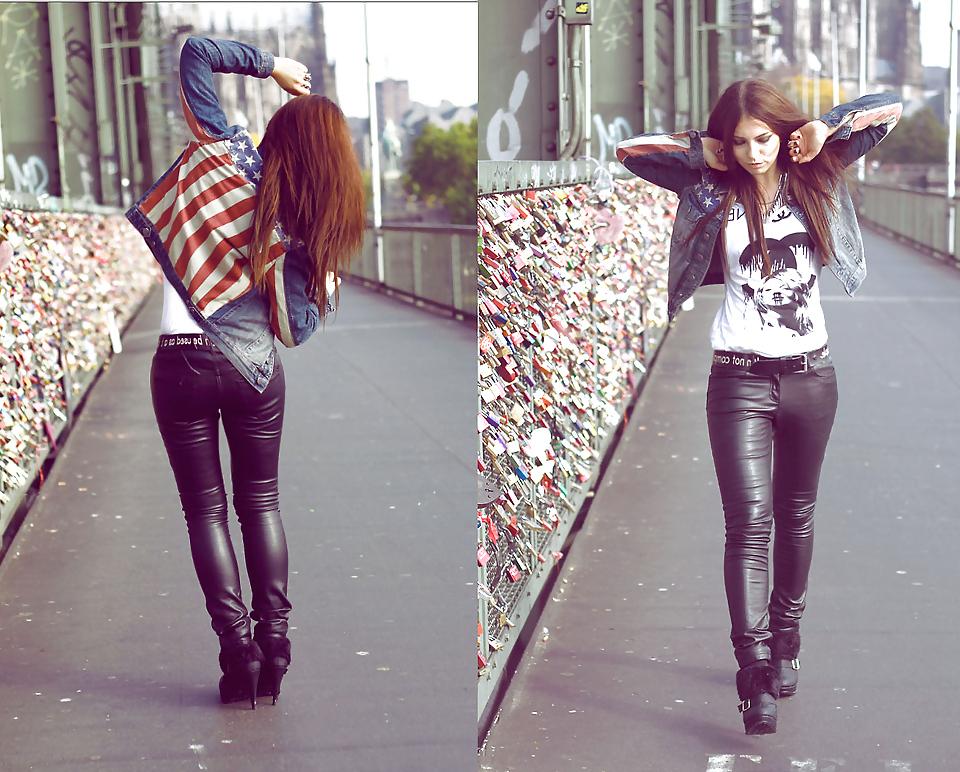 25P Girls in sexy leather pants