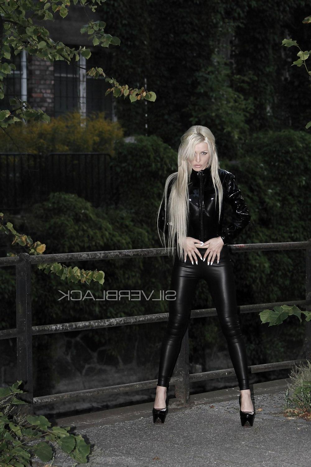 25P Girls in sexy leather pants