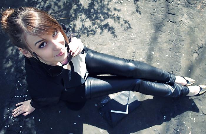 25P Girls in sexy leather pants