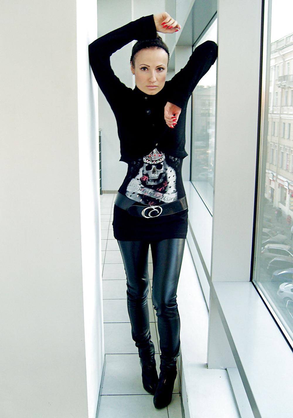 25P Girls in sexy leather pants