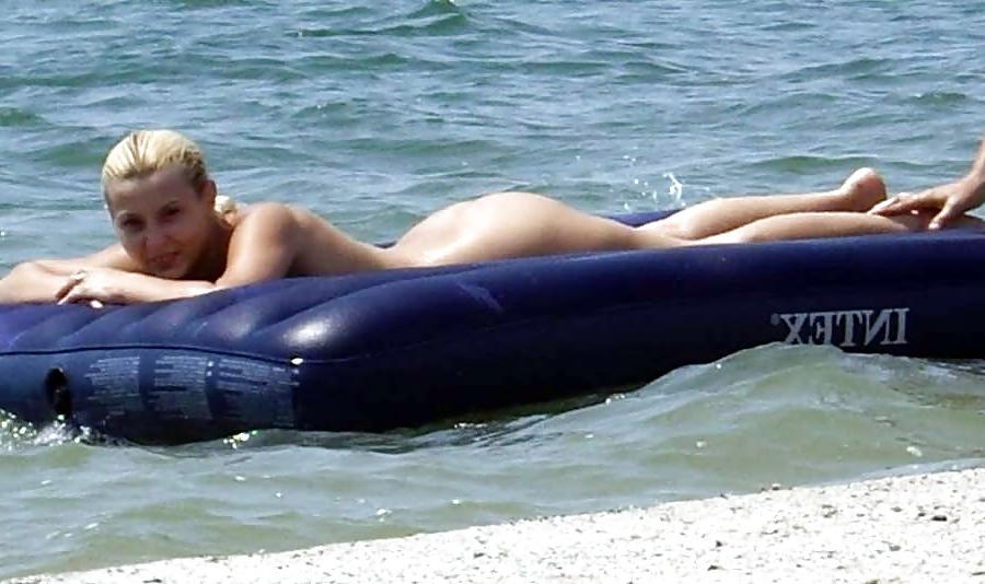 25P NUDE AT THE BEACH
