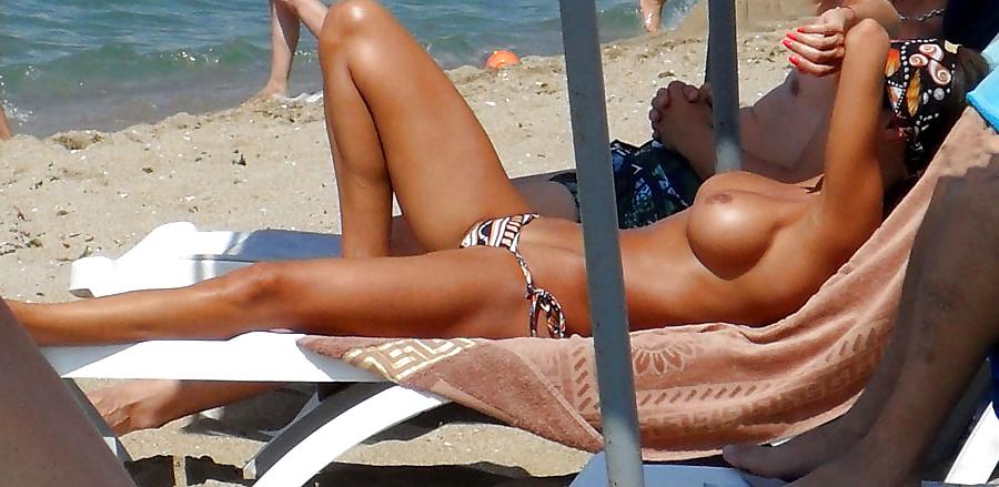 25P NUDE AT THE BEACH