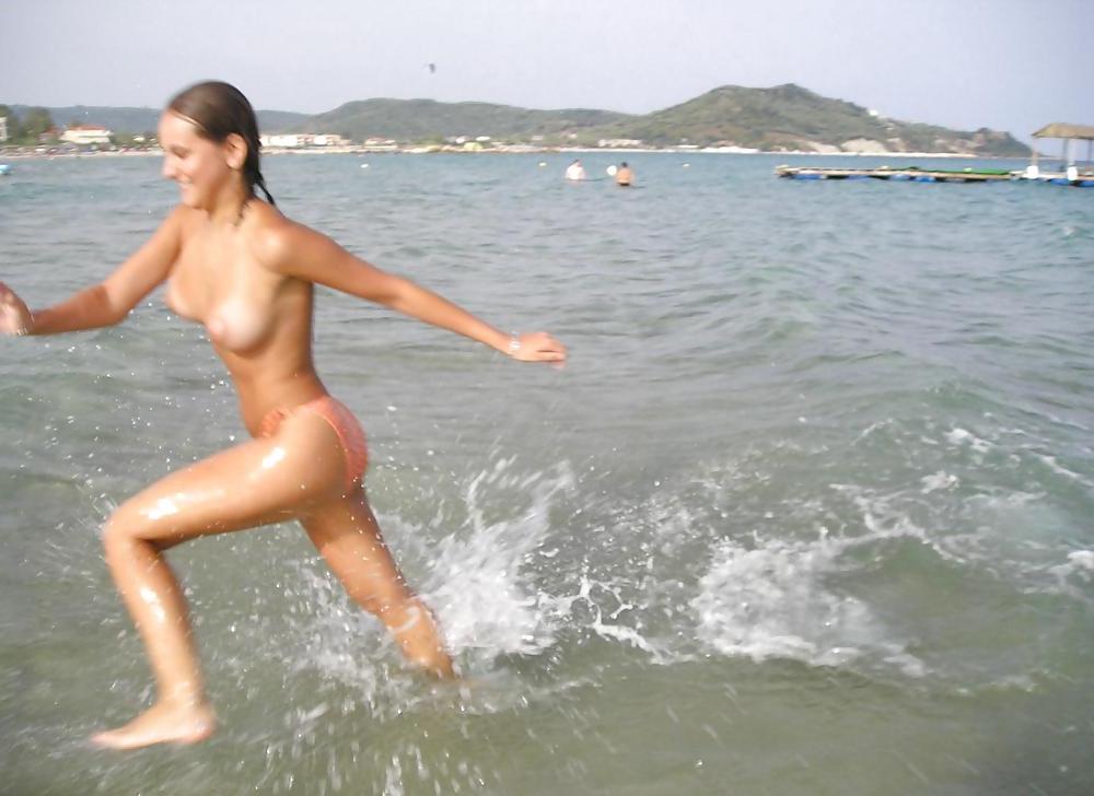 25P SEXY CHICK ON THE BEACH
