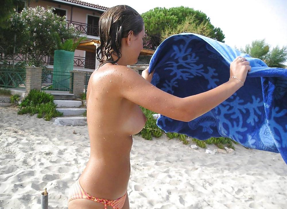 25P SEXY CHICK ON THE BEACH