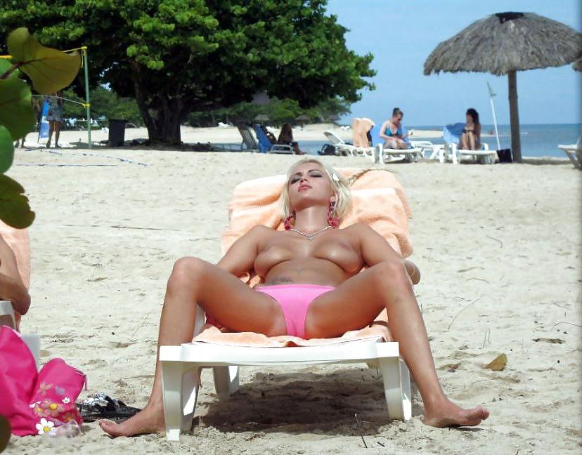 25P NUDE AT THE BEACH