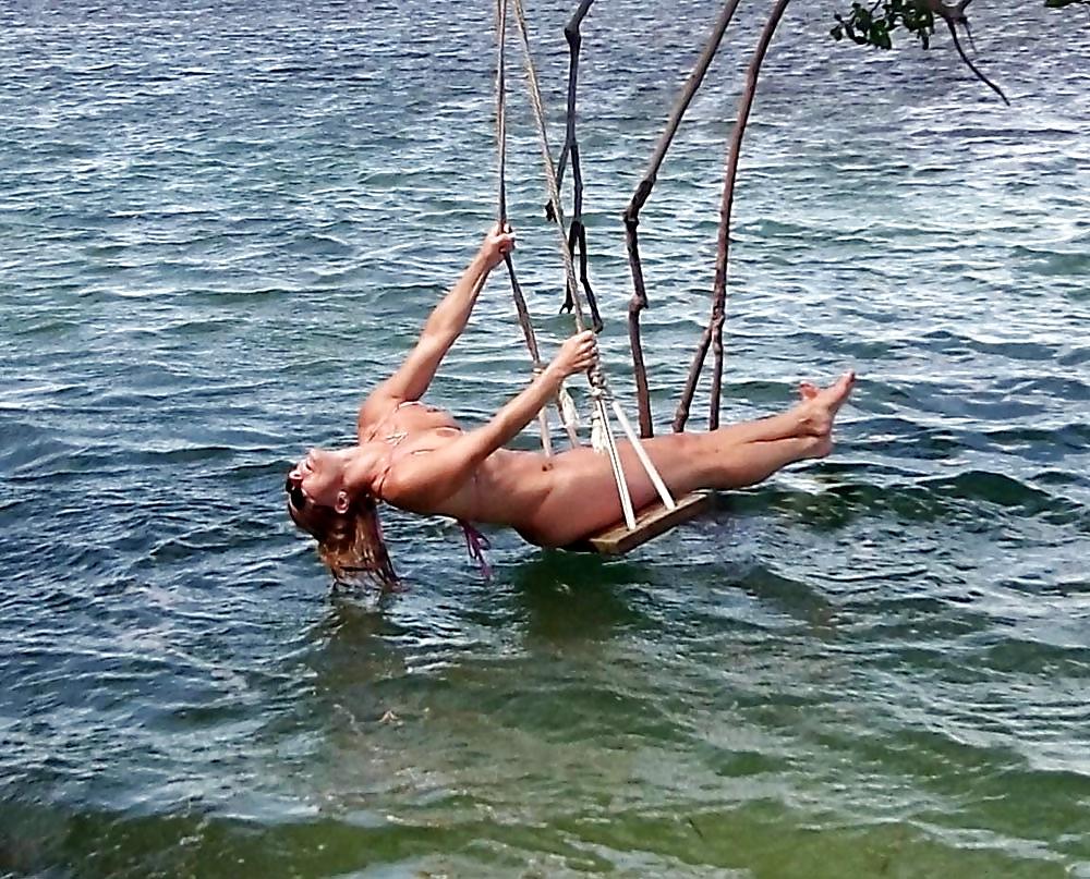 25P NUDE AT THE BEACH