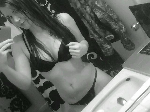 25P Best College Girl Selfshots 
