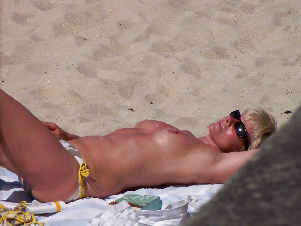 9P Topless beach in Brittanny