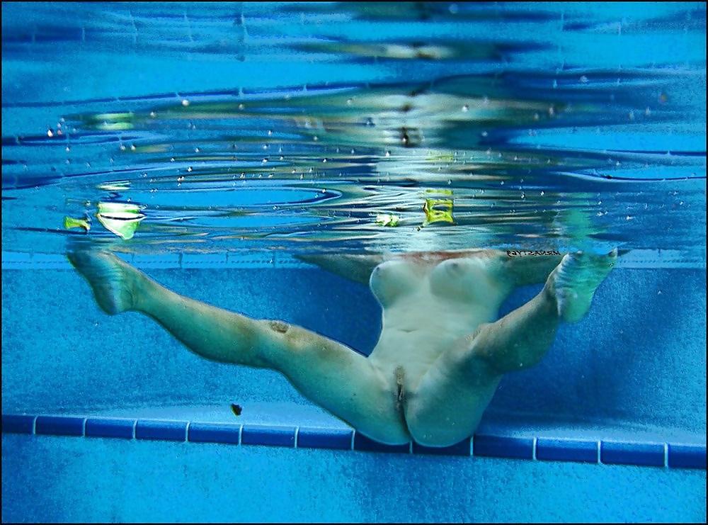 18P Real Wives Flashing Under Water