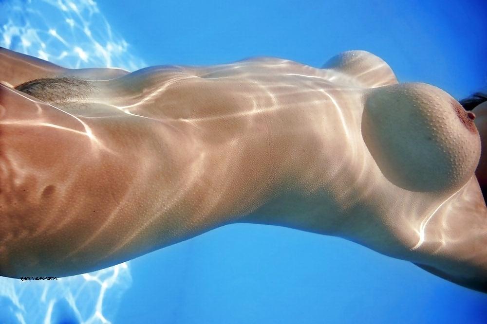 18P Real Wives Flashing Under Water