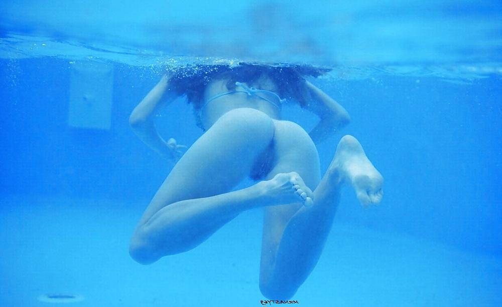 18P Real Wives Flashing Under Water